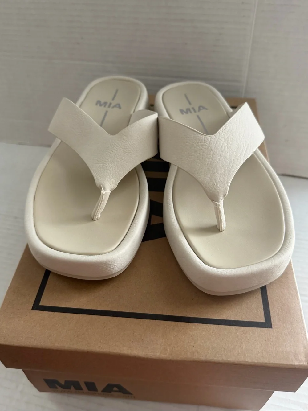 MIA Women's Pamelia Platform Thong Ecru Sandals shoes size 6